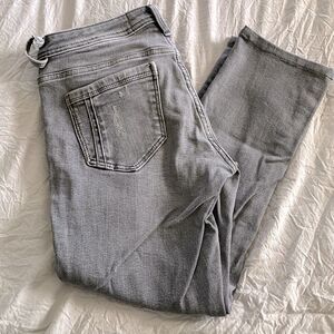 Liz Claiborne LizWear Distressed Cropped Jeans Gray Wash Size 6